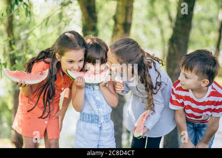 Glückliche Kinder essen Wassermelone, gesunde Ernährung Konzept Stockfoto