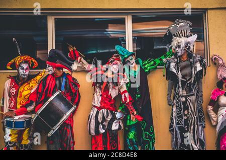 Havanna / Kuba - 04.16.2015: Bunte Stelzenläufer stehen an einer Wand während des Internationalen Tanzfestivals in Stadtlandschaften 'Alt-Havanna, Stockfoto