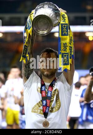 Leeds United's Liam Cooper feiert mit der Sky Bet Championship Trophäe am Ende des Sky Bet Championship Spiels in der Elland Road, Leeds. Stockfoto