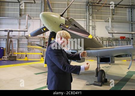 Premierminister Boris Johnson bei einem Besuch in den schottischen Highlands und Nordinseln an der Seite eines Spitfire in RAF Lossiemouth, Moray. Stockfoto