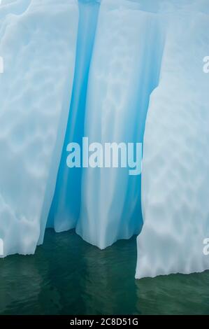 Detail eines Eisbergs in Paradise Bay, Antarktis. Stockfoto