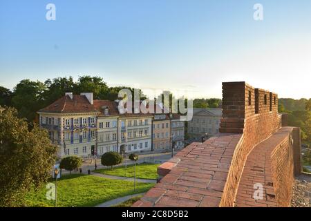 Die historischen Verteidigungsmauern der Warschauer Barbican- und Bürgerhäuser in der Altstadt im Licht der aufgehenden Sonne. Sommer. Stockfoto