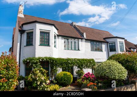 Malerisches weißes Hotel in Westcliff on Sea, Southend, Essex, Großbritannien. Gepflegter Garten. Englisches Haus, helles, hübsches Wohnhaus. Britisches Haus Stockfoto