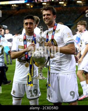 Pablo Hernandez (links) und Patrick Bamford von Leeds United feiern am Ende des Sky Bet Championship-Spiels in der Elland Road, Leeds, mit der Trophäe der Sky Bet Championship. Stockfoto