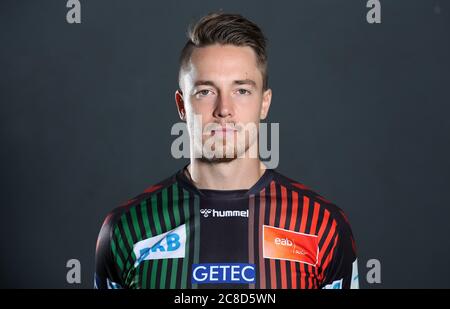 23. Juli 2020, Sachsen-Anhalt, Magdeburg: Handball, 1. Bundesliga, offizielles Fotoshooting des SC Magdeburg. Der dänische halb-linke Backcourt-Spieler Michael Damgaard. Foto: Ronny Hartmann/dpa Stockfoto