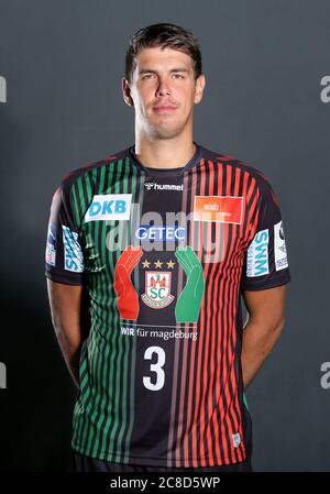 23. Juli 2020, Sachsen-Anhalt, Magdeburg: Handball, 1. Bundesliga, offizielles Fotoshooting des SC Magdeburg. Der polnische halb-linke Backfield-Spieler Piotr Chrapkowski. Foto: Ronny Hartmann/dpa Stockfoto