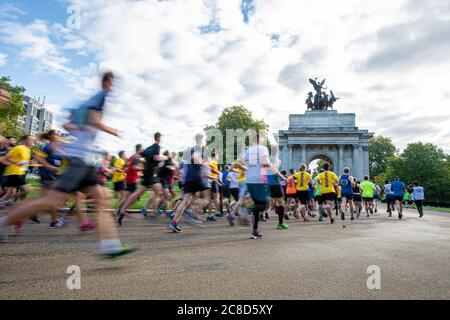 Teilnehmer an einer Massenteilnahme-Laufveranstaltung in London Stockfoto