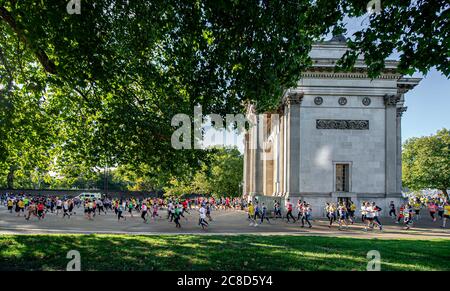 Teilnehmer an einer Massenteilnahme-Laufveranstaltung in London Stockfoto