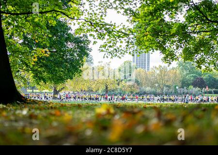 Läufer, die an einem 10-km-Parkurun teilnehmen Stockfoto