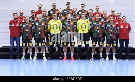 23. Juli 2020, Sachsen-Anhalt, Magdeburg: Handball, 1. Bundesliga, Offizielles Fotoshooting des SC Magdeburg (vordere Reihe von links nach rechts) Coach Bennett Wiegert, Daniel Pettersson, Matthias Musche, Torhüter Jannick Green, Christian O'Sullivan, Torhüter Tobias Thulin, Tim Hornke, Lukas Mertens, Physiotherapeut Andreas Grote, (mittlere Reihe von links nach rechts) Co-Coach Yves Grafenhorst, Marko Bezjak, Gisli Kristjansson, Moritz Preuß, Magnus Gullerud, Michael Damgaard, Omar Ingi Magnusson, Physiotherapeut Matthias Fehse, (hintere Reihe von links nach rechts) Torwarttrainer Tomas Svensson, Zeljko Musa, Piot Stockfoto