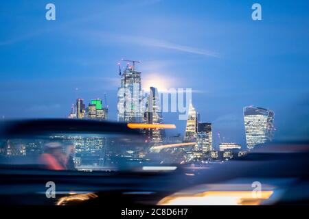 City of London Blick von Waterloo an der Abenddämmerung mit einem Bewegung Weichzeichnen Taxi Reisen mit Geschwindigkeit Stockfoto