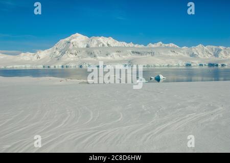 Blick auf den Neumayer-Kanal mit Anvers Island im Hintergrund vom Damoy Point, dem nördlichen Eingangspunkt zum Hafen von Port Lockroy, auf den Stockfoto