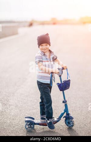 Kleiner Junge Reiten Roller in der Stadt, Kinder Sport Stockfoto