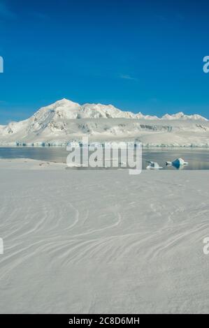 Blick auf den Neumayer-Kanal mit Anvers Island im Hintergrund vom Damoy Point, dem nördlichen Eingangspunkt zum Hafen von Port Lockroy, auf den Stockfoto