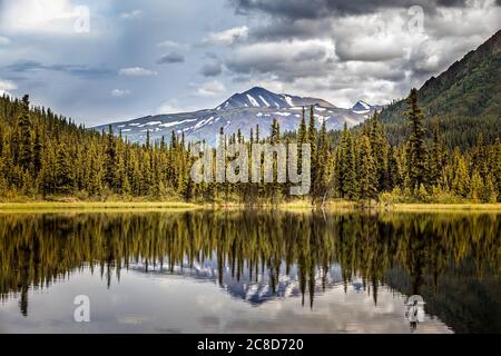 Blick auf Alaskan Bergkette, die sich in einem See spiegelt, Denali Nationalpark, Alaska Stockfoto