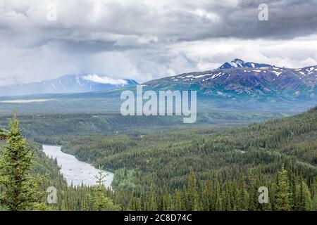 Eisenbahn zum Denali National Park, Alaska mit beeindruckenden Bergen Stockfoto