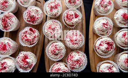 Red and White Cup Kuchen für Empfänge, Firmenveranstaltungen und Hochzeiten Stockfoto