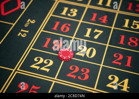 Spielen Sie auf einem Roulette-Tisch in einem Casino. Zahlen Rot und Gelb auf einem grünen Tisch. Stockfoto