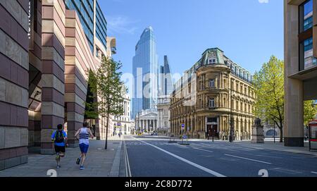 Zwei Läufer auf leeren Straßen. City of London Street im Finanzviertel Stockfoto