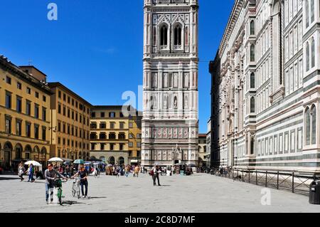 FLORENZ, ITALIEN - 14. APRIL: Giottos Campanile und Basilica di Santa Maria del Fiore am 14. April 2013 in Florenz, Italien. Der Turm, 84.7 m Höhe, ist Stockfoto