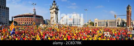 BARCELONA, SPANIEN - 11. SEPTEMBER: 1.8 Millionen Menschen fordern am 11. September 2014 in Barcelon ein Referendum zur Unabhängigkeit Kataloniens Stockfoto