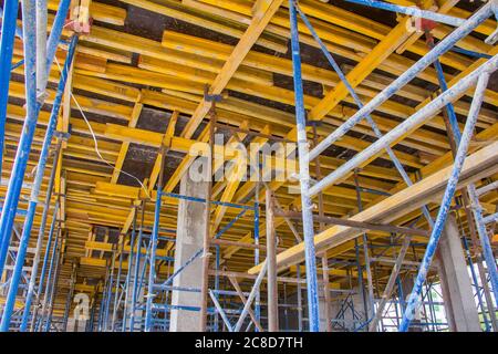 Baumaschinen. Bauarbeiten. Betonschalung und Boden bams. Baubalken-Fehlarbeiten für Betonbau Stockfoto