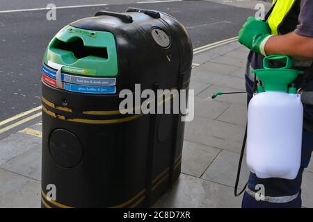 Westminster - London (UK), Juli 22 2020: Ein Veolia West End Reinigungsteam Arbeiter Desinfektionsmittel Straßenmöbel in Leicester Square, Central London.Londo Stockfoto