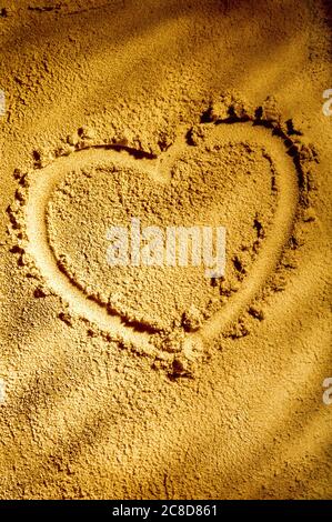 Herz gezeichnet in Sand Stockfoto