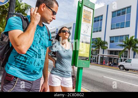 Miami Beach Florida, Bushaltestelle, öffentliche Verkehrsmittel, Autobahn Route, Karte, Informationen, Fahrplan, Schild, Logo, Schild, Führer, Mann Männer Erwachsene Erwachsene, wom Stockfoto