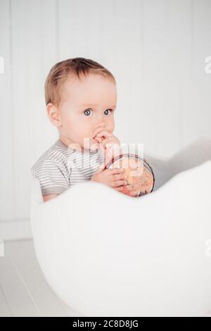 Liebenswert Baby im Ei sitzen Aufenthalt im Nest ostern Inspiration Stockfoto