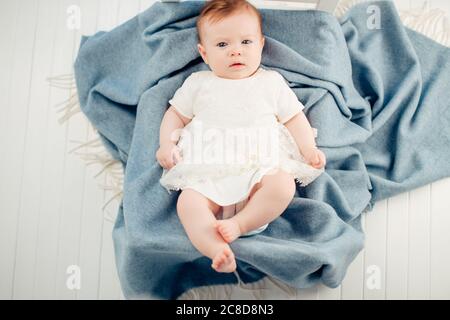 Niedliche Baby liegend auf Bauch im Bett der Eltern Stockfoto