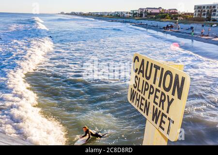 Cocoa Beach Florida, Cocoa Beach Pier, Wasser im Atlantischen Ozean, Strandstrände, Schild, Logo, Vorsicht, rutschig, wenn nass, Aussicht, Surfer, Wellen, Wasser, Besucher tr Stockfoto