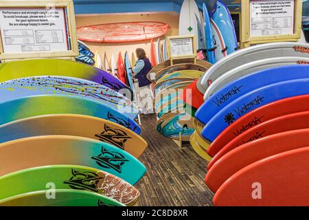 Cocoa Beach Florida, Ron Jon Surf Shop, Einzelhandel, Geschäft, Geschäfte, Unternehmen, Bezirk, Surf-Thema, Surfen, Surfbrett, Ausrüstung, Lifestyle, Ron DiMenna, Sport, Skimb Stockfoto