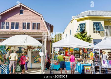 Florida, Volusia County, New Smyrna Beach, Flagler Avenue, Flamingo Follies Art Festival, Gemeinschaftsmesse, Handwerk, Kunst, Zelt, Frau weibliche Frauen Erwachsene Erwachsene, Mann Stockfoto