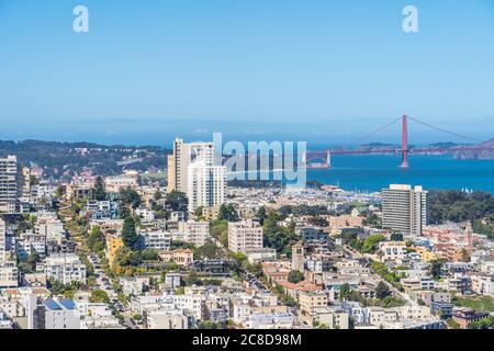 Luftaufnahme von San Francisco mit Golden Gate Brücke am Horizont. Stockfoto