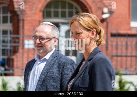 LÜBECK. Gemeinsam mit dem Beauftragten für jüdisches Leben in Schleswig-Holstein, Peter Harry Carstensen, besuchte Kulturministerin Karin Prien heute Stockfoto