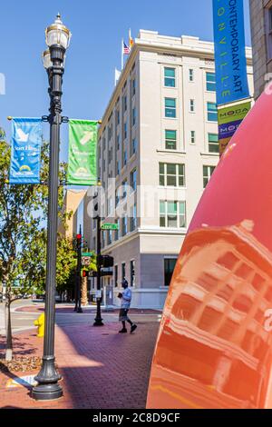 Jacksonville Florida, Laura Street, MOCA, Museum of Contemporary Art, Straße, Bürgersteig, teilweise Reflexion auf Skulptur, Straßenlaterne, Besucher reisen in Stockfoto