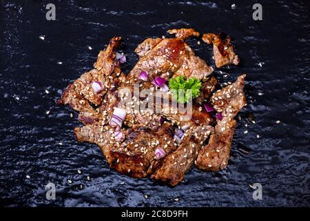japanisches Steak auf schwarzem Schiefer Stockfoto