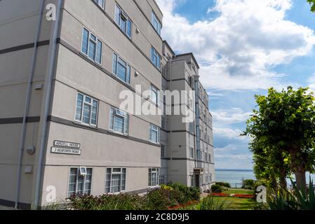 Argyll House, 2 Seaforth Road, Gebäude im Art déco-Stil in Southend on Sea, Essex, Großbritannien. Blick auf die Küste und die Themse Mündung. Helle Blumen Stockfoto