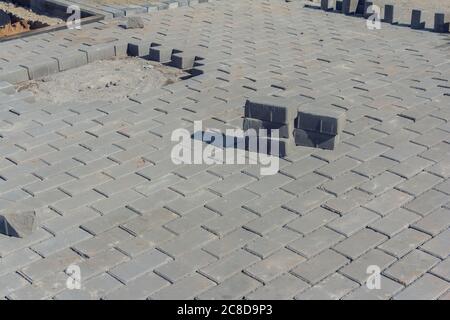 Bau von Bürgersteig in der Nähe des Hauses. Maurer platziert Betonpflaster Steinblöcke für den Aufbau eines Bürgersteig Bürgersteig Stockfoto