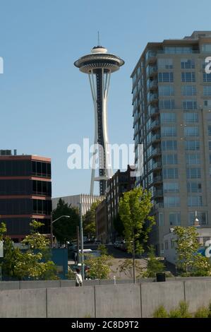 Die Space Needle aus dem Olympic Sculpture Park in Seattle, Washington. Stockfoto