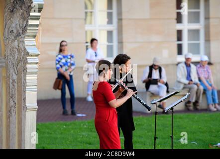 23. Juli 2020, Brandenburg, Potsdam: Marta Masini (l), Flöte, und Maria Martinez, Oboe, spielen Solfeggios von Friedrich II. Und aus der Gegenwart während einer Veranstaltung der Reihe "Kunst zur Zeit" im Hof des Landtags. Solfeggios sind kleine Musikstücke, die als progressive Übungen komponiert werden. Foto: Soeren Sache/dpa-Zentralbild/ZB Stockfoto