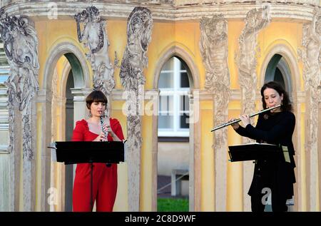 23. Juli 2020, Brandenburg, Potsdam: Marta Masini (l), Flöte, und Maria Martinez, Oboe, spielen Solfeggios von Friedrich II. Und aus der Gegenwart während einer Veranstaltung der Reihe "Kunst zur Zeit" im Hof des Landtags. Solfeggios sind kleine Musikstücke, die als progressive Übungen komponiert werden. Foto: Soeren Sache/dpa-Zentralbild/dpa Stockfoto