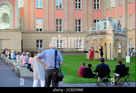 23. Juli 2020, Brandenburg, Potsdam: Marta Masini (l), Flöte, und Maria Martinez, Oboe, spielen Solfeggios von Friedrich II. Und aus der Gegenwart während einer Veranstaltung der Reihe "Kunst zur Zeit" im Hof des Landtags. Solfeggios sind kleine Musikstücke, die als progressive Übungen komponiert werden. Foto: Soeren Sache/dpa-Zentralbild/ZB Stockfoto