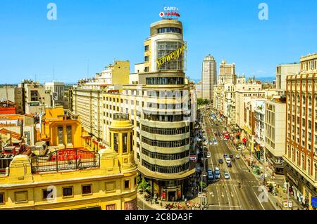 MADRID, SPANIEN - 11. AUGUST: Luftaufnahme der Gran Via am 11. August 2014 in Madrid, Spanien. Gran Via ist bekannt als der spanische Broadway, weil die l Stockfoto