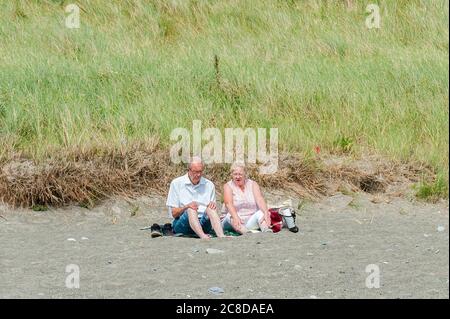 Owenahincha Beach, West Cork, Irland. Juli 2020. An einem Tag mit sonnigem Wetter und hohen 21 Grad Celsius trafen sich Touristen am Owenahincha Beach in West Cork. Quelle: AG News/Alamy Live News Stockfoto