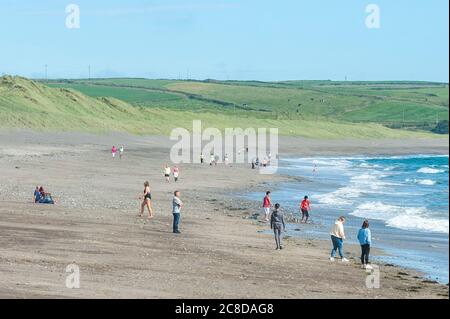 Owenahincha Beach, West Cork, Irland. Juli 2020. An einem Tag mit sonnigem Wetter und hohen 21 Grad Celsius trafen sich Touristen am Owenahincha Beach in West Cork. Quelle: AG News/Alamy Live News Stockfoto