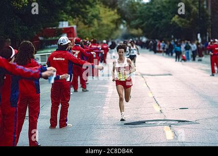 Joan Benoit (USA) #3 Gewinner im Chicago Marathon 1985 Stockfoto