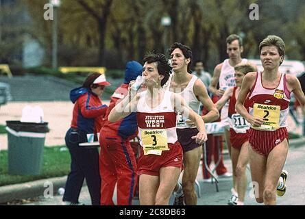 Joan Benoit (USA) #3 Gewinner bei einem Wasserstopp im Chicago Marathon 1985 Stockfoto