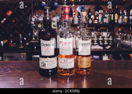 Ufa, Russland, 3. Januar 2020: Flakon of Dewars, eine Marke von Whisky im Besitz von Bacardi, dem weltweit am meisten ausgezeichneten Blended Scotch. Stockfoto